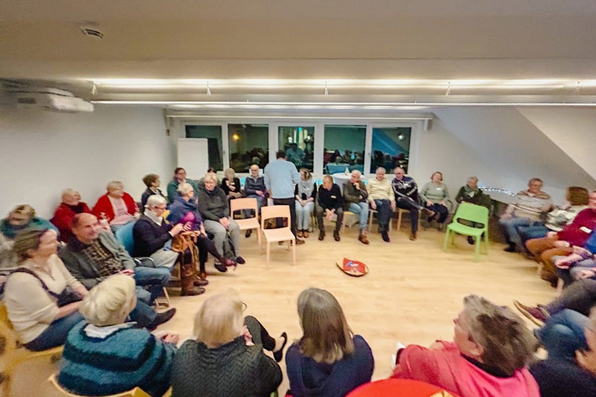 Eine große Gruppe Ehrenamtlicher im Hospiz.